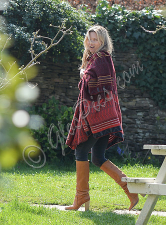 Kate Moss wears patterned blanket wrap at Cotswold pub