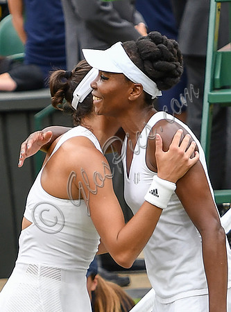 Garbine Muguruza congratulated by Venus Williams