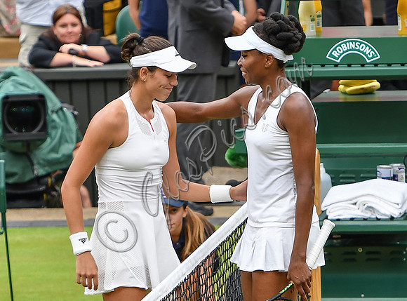 Garbine Muguruza congratulated by Venus Williams