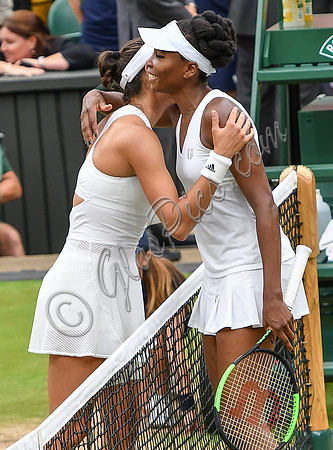 Garbine Muguruza congratulated by Venus Williams