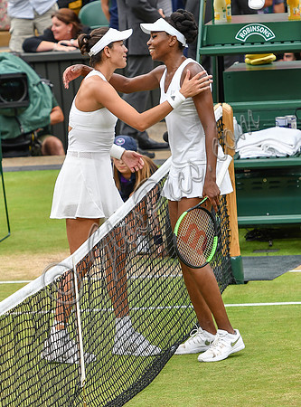 Garbine Muguruza congratulated by Venus Williams