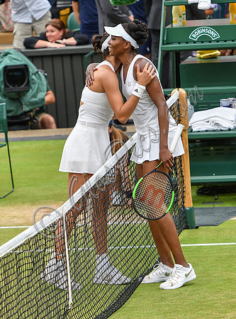 Garbine Muguruza congratulated by Venus Williams