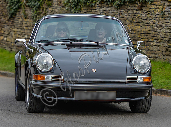 Kate Moss driving her black Porsche 911