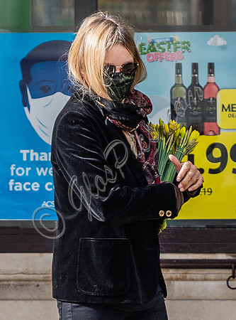Kate Moss carrying daffodils