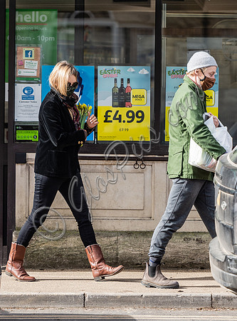 Kate Moss carrying daffodils