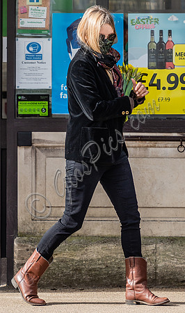 Kate Moss carrying daffodils