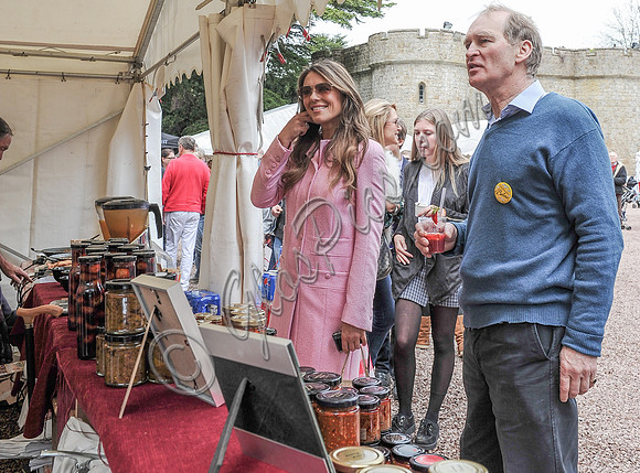 Elizabeth Hurley and James Hervey-Bathurst at produce stalls