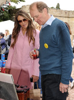 Elizabeth Hurley and James-Hervey Bathurst looking at produce on market stall
