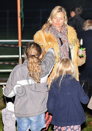 Kate Moss lighting sparklers for children