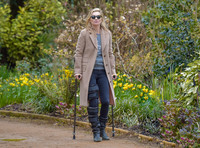 Kate Moss  on crutches