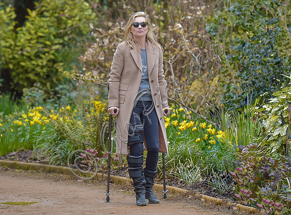 Kate Moss  on crutches