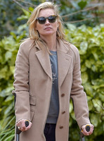 Kate Moss  on crutches