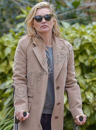 Kate Moss  on crutches