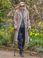 Kate Moss  on crutches