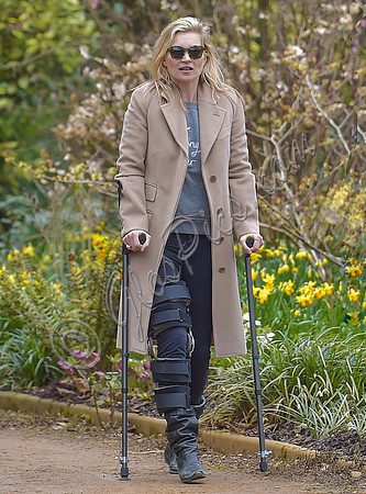 Kate Moss  on crutches