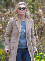 Kate Moss  on crutches