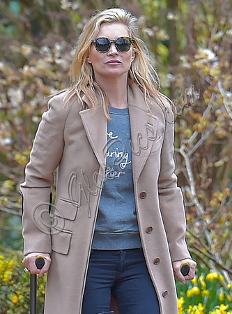 Kate Moss  on crutches