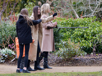 Kate Moss  on crutches