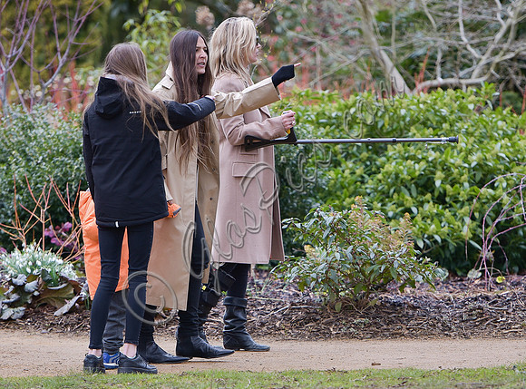 Kate Moss  on crutches