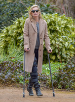 Kate Moss  on crutches