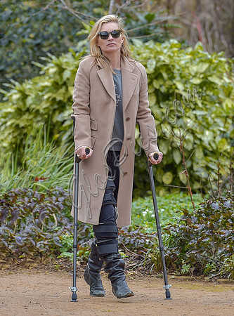 Kate Moss  on crutches
