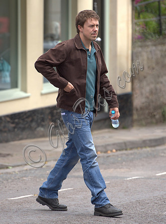 Andrew Buchan (Mark Latimer) on set