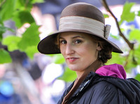 Laura Carmichael as Lady Edith wearing broad brimmed cloche style hat, head shot