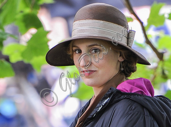 Laura Carmichael as Lady Edith wearing broad brimmed cloche style hat, head shot