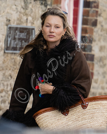Fresh faced Kate Moss in Lechlade