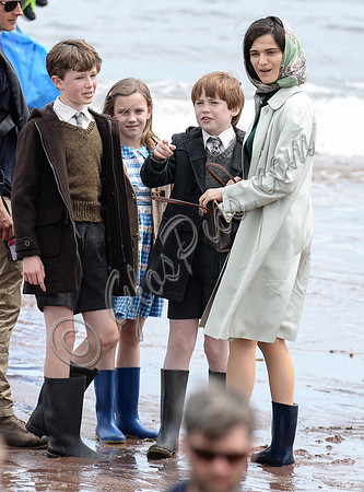 Rachel Weisz as "Clare Crowhurst" with the three"Crowhurst" children (full length)