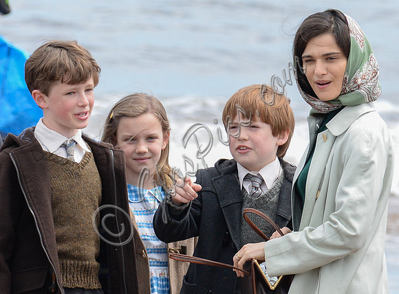 Rachel Weisz as "Clare Crowhurst" with the three"Crowhurst" children (waist-up)
