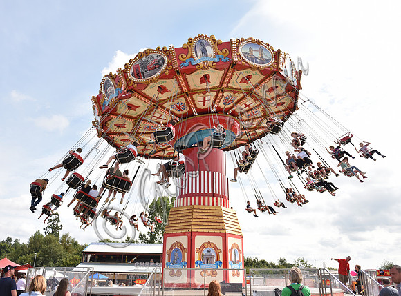 GV of the Wave Swinger fairground ride