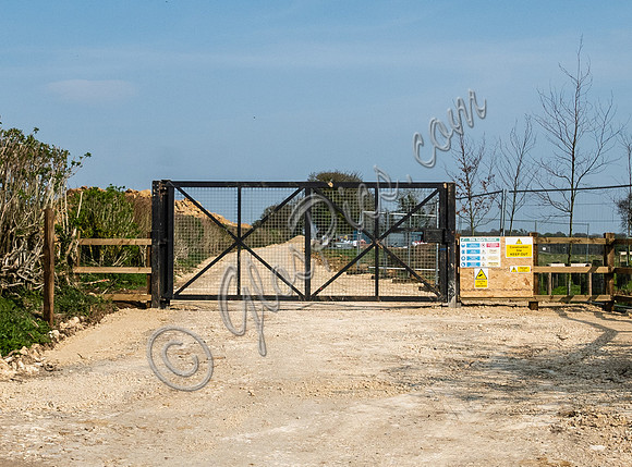 Gates erected at entrance to Beggars Lodge build site