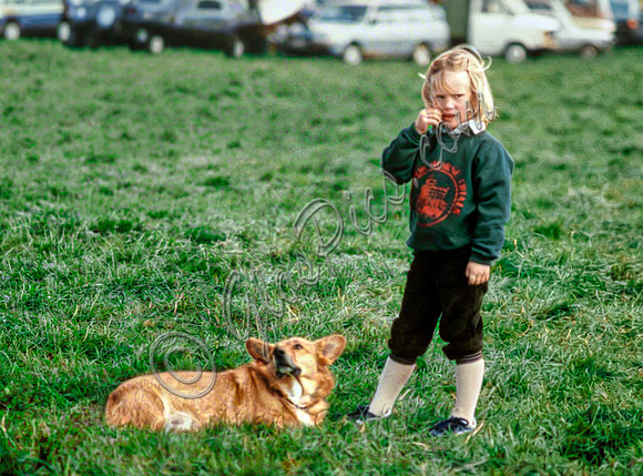 1984, Zara Phillips with corgi