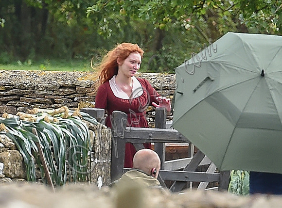 Eleanor Tomlinson on Poldark set