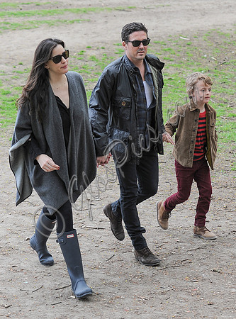 Liv Tyler and Dave Gardner strolling in the woods at Badbury Clump with Gray Gardner